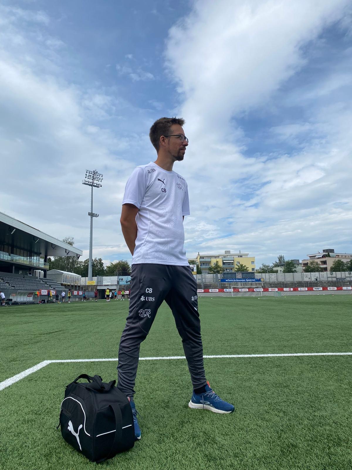 Christophe Baur, physiothérapeute, sur un terrain avec l'équipe nationale Suisse